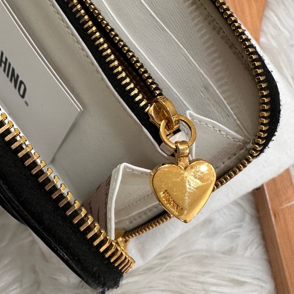 Authentic MOSCHINO WALLET - Picture 4 of 8